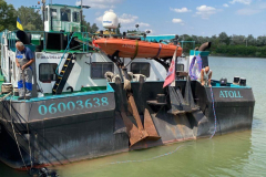 Diving inspection of vessels with ultrasonic control.